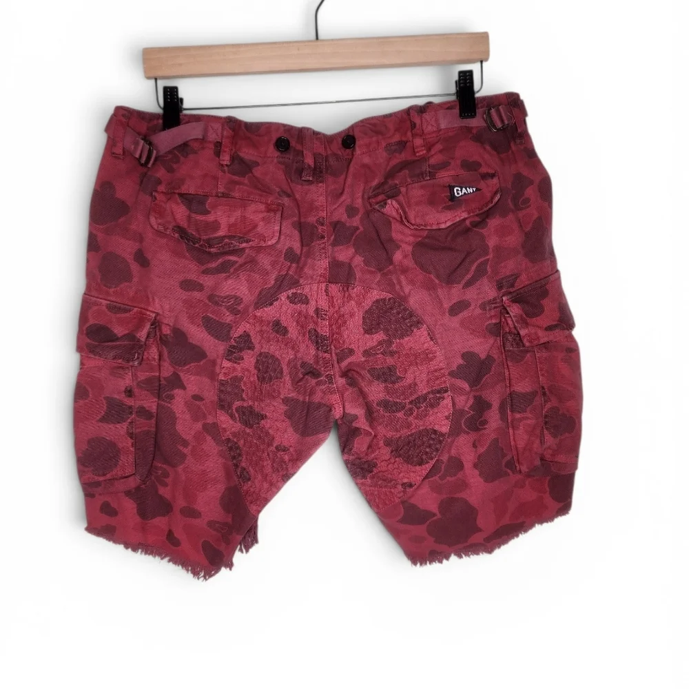 Gant by Michael Bastian Perfect Cargo Shorts In Red Camo Size 34